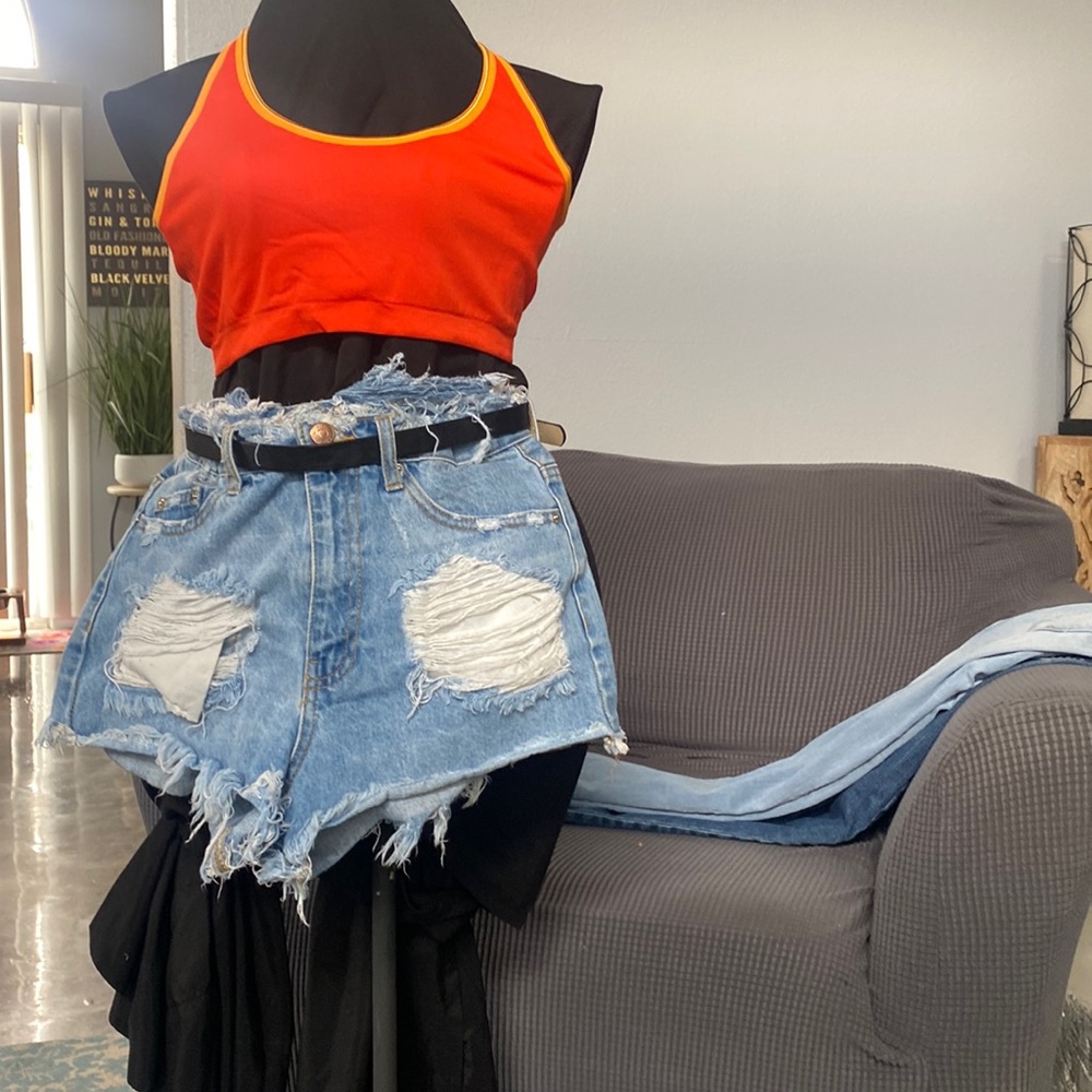 Distressed short shorts